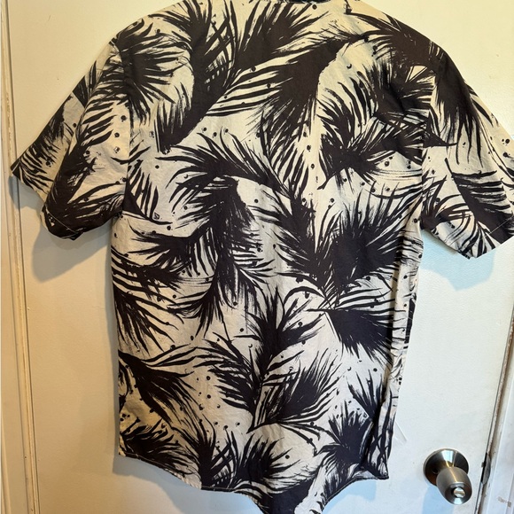 Men’s short sleeve button-down, Volcom shirt - Picture 2 of 4